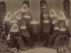 Am 17. September 1904 zogen 15 Schwestern aus der Abtei St. Gabriel in Prag als GrÃ¼ndungsgruppe in die neu errichtete Abtei St. Hildegard ein. Unser Bild zeigt die GrÃ¼ndungsgruppe zusammen mit der damaligen Ãbtissin von St. Gabriel, Mutter Adelgundis Berlinghoff (Bildmitte).